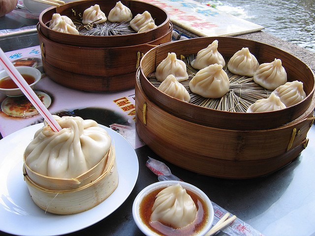 Choang vang voi mon banh bao nuoc an bang ong hut